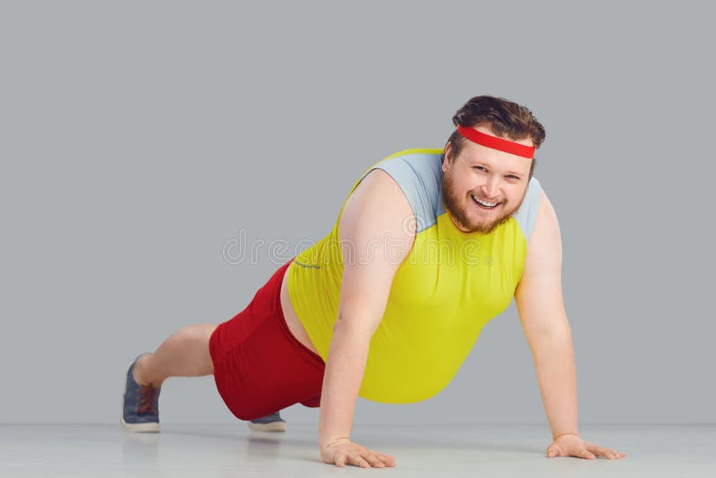 Den feta roliga grabben med göra för skägg skjuter går upp för sportar royaltyfri fotografi Den feta roliga grabben med göra för skägg skjuter går upp för sportar royaltyfri fotografi