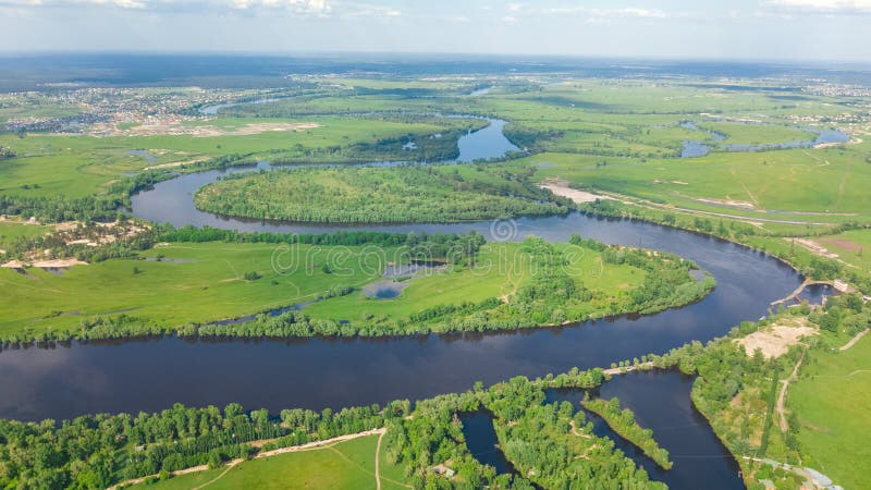 Den flyg- surrsikten av Kyiv cityscape, den Dnieper och Dniester floden, den gröna ön från över, Kiev stadshorisont och parkerar