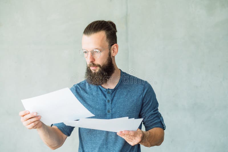 Den fokuserade mannen läste information om affärsdokument fotografering för bildbyråer Den fokuserade mannen läste information om affärsdokument fotografering för bildbyråer