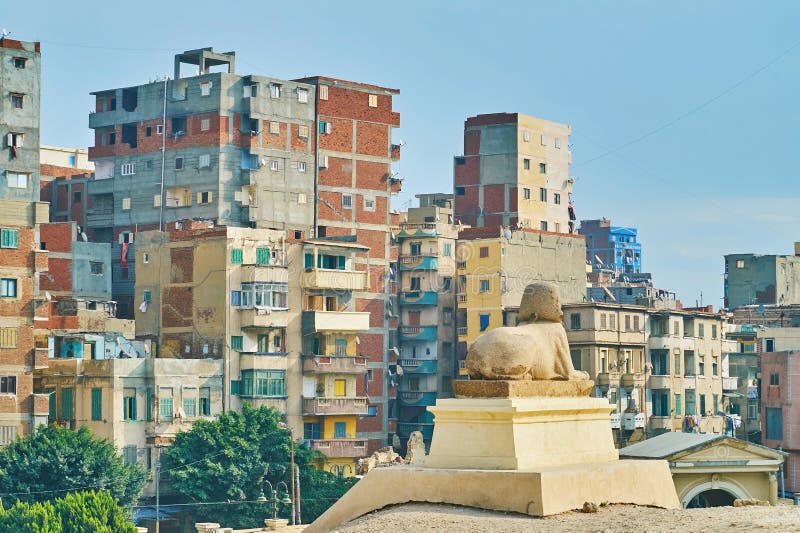 Den forntida sfinxen håller ögonen på moderna Alexandria, Egypten arkivfoto Den forntida sfinxen håller ögonen på moderna Alexandria, Egypten arkivfoto