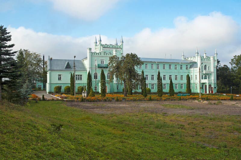 Den forntida slotten i den gotiska stilen royaltyfri fotografi Den forntida slotten i den gotiska stilen royaltyfri fotografi