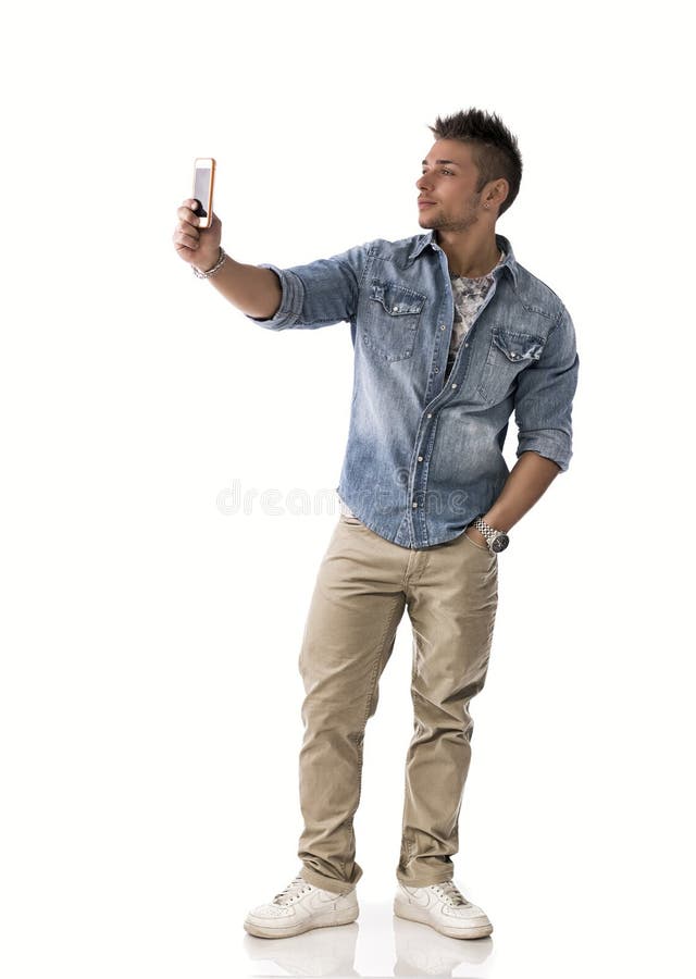 Den fulla kroppen sköt av den unga mannen som tar fotoet med mobiltelefonen royaltyfri fotografi Den fulla kroppen sköt av den unga mannen som tar fotoet med mobiltelefonen royaltyfri fotografi