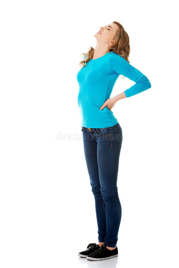 Den fulla längdkvinnan med tillbaka smärtar