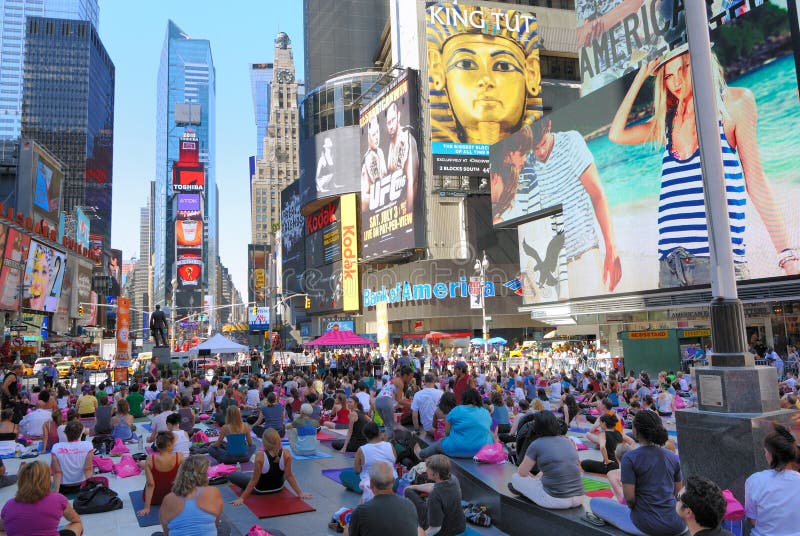 Den fyrkantiga gatan times yoga royaltyfri fotografi