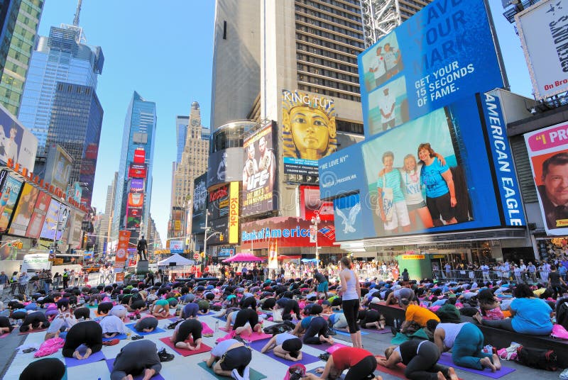 Den fyrkantiga gatan times yoga royaltyfri bild