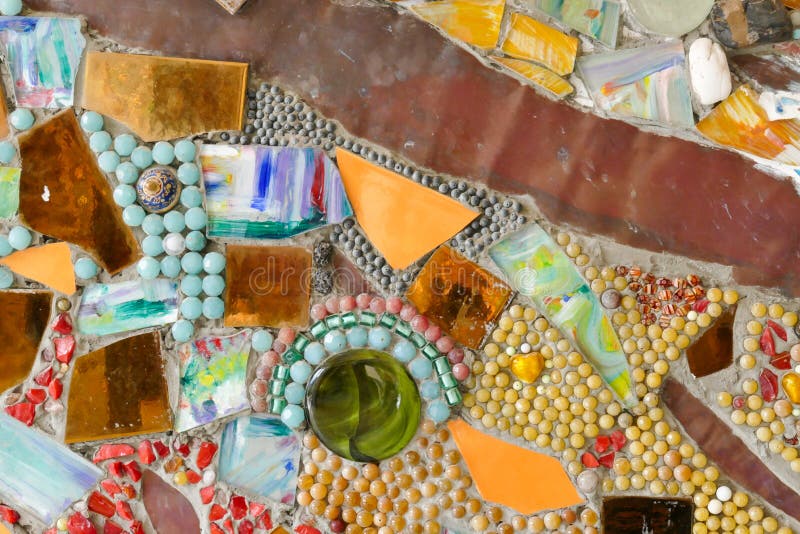 Den färgrika brutna tegelplattan, pärlan och stenen som dekorerar på tempelwa