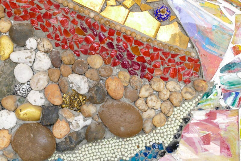 Den färgrika brutna tegelplattan, pärlan och stenen som dekorerar på tempelwa
