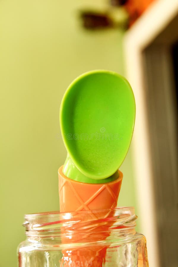 Den färgrika plast- sked- och plast-spateln bearbetar kitchenware för glass i exponeringsglas Färg av att dricka sugrör fotografering för bildbyråer Den färgrika plast- sked- och plast-spateln bearbetar kitchenware för glass i exponeringsglas Färg av att dricka sugrör fotografering för bildbyråer