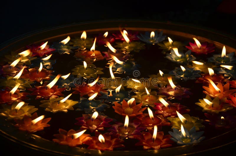 Den färgrika stearinljuset som svävar på vatten för, ber buddha arkivbild Den färgrika stearinljuset som svävar på vatten för, ber buddha arkivbild