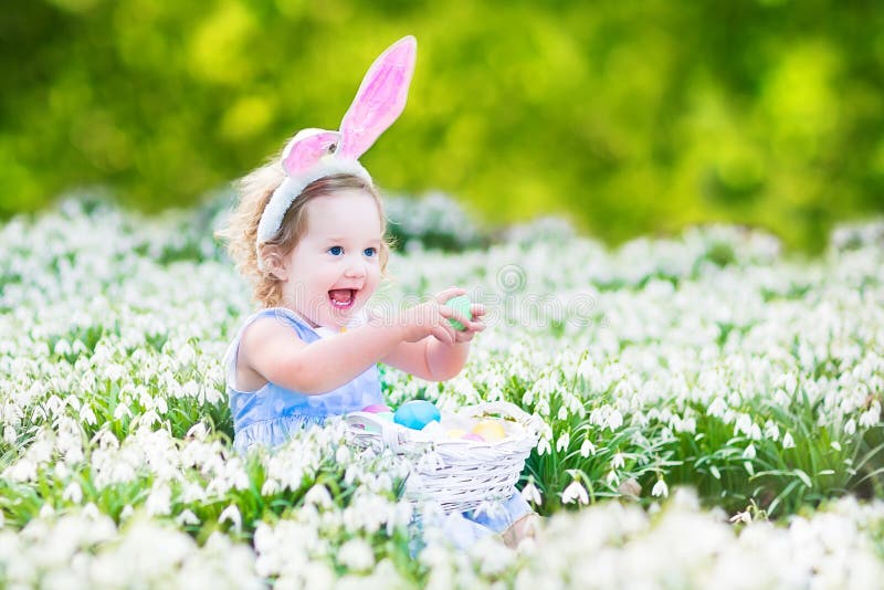 Den förtjusande litet barnflickan med den första vita våren blommar royaltyfri bild