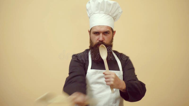 Den galna Chef-kocken gör ett roligt ansikte Svag kokning Chef kok klar för matlagning