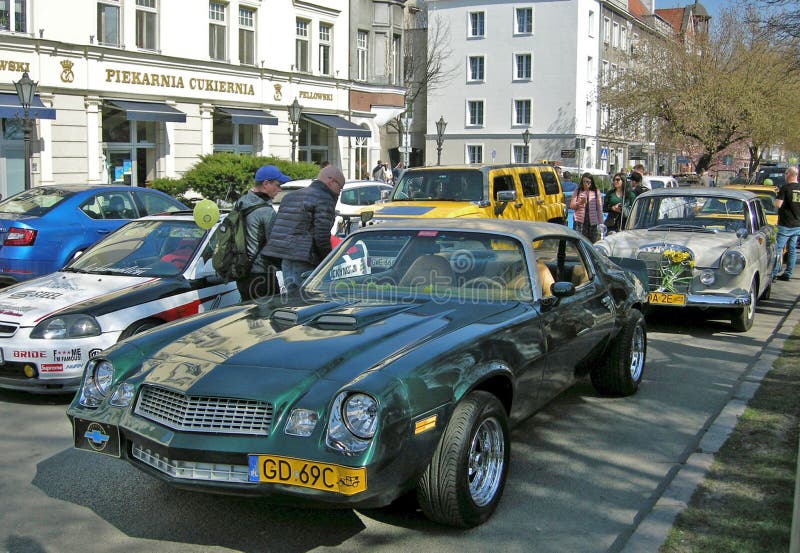 Den gamla amerikanska sportsliga bilen under oldtimer ståtar fotografering för bildbyråer Den gamla amerikanska sportsliga bilen under oldtimer ståtar fotografering för bildbyråer