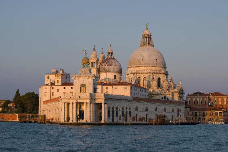Den gamla byggnaden av stadsegenarna av Dogana di Fördärva och domkyrkan av Santa Maria della Salute i ottan Venedig royaltyfri bild Den gamla byggnaden av stadsegenarna av Dogana di Fördärva och domkyrkan av Santa Maria della Salute i ottan Venedig royaltyfri bild