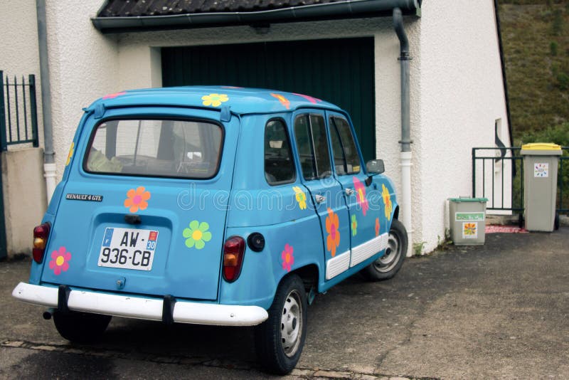 Den gamla Renault bilen (modell för 4 GTL) målas med blommor royaltyfria bilder Den gamla Renault bilen (modell för 4 GTL) målas med blommor royaltyfria bilder