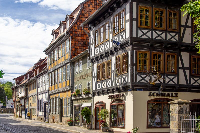 Den gamla staden Quedlinburg-Tyskland med butiker i historiska byggnader royaltyfri fotografi