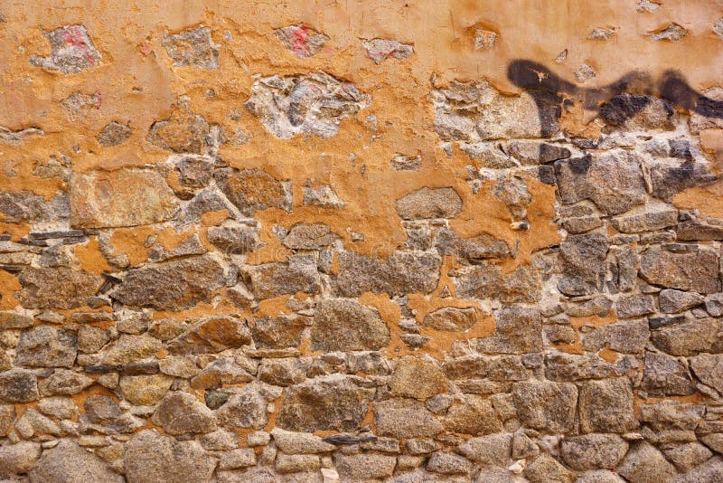Den gamla stenväggen som göras från granit, vaggar och rev sönder murbruk arkivbilder Den gamla stenväggen som göras från granit, vaggar och rev sönder murbruk arkivbilder