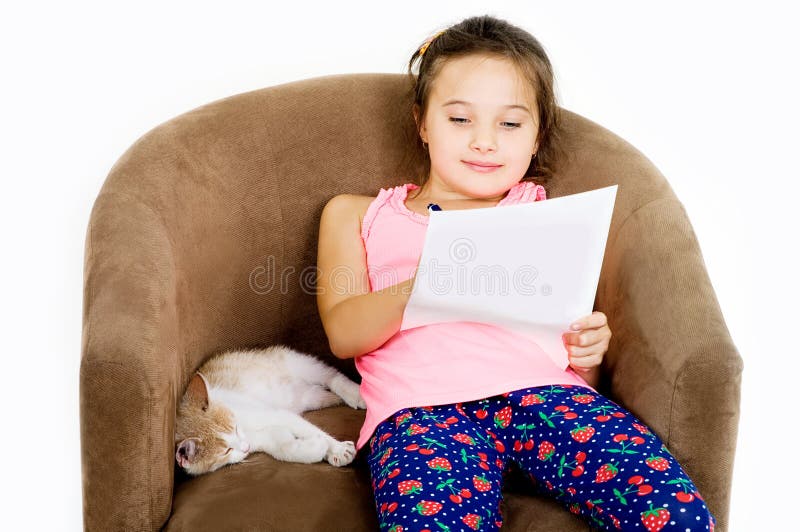 Den gladlynta gladlynta barnflickan spelar med lite kattungen på en ljus bakgrund royaltyfri bild Den gladlynta gladlynta barnflickan spelar med lite kattungen på en ljus bakgrund royaltyfri bild