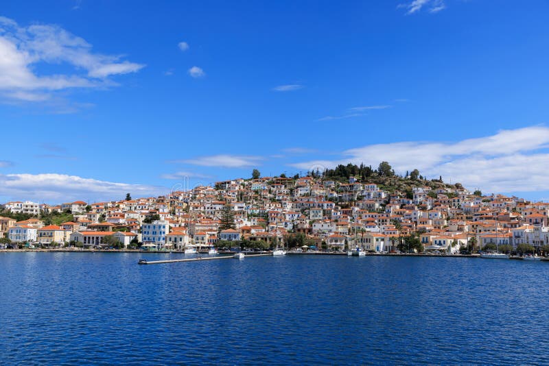Den grekiska ön Poros-synen på den grekiska ön Poros har en traditionell scen på den grekiska ön med traditionella vita hus på en arkivbild
