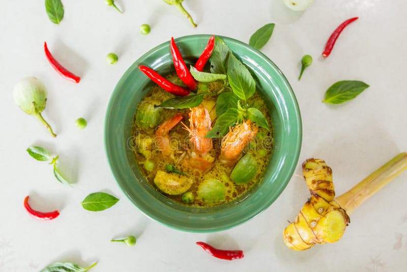 Den gröna för måndag-en khmer för olja för galangalen för räka för timjan för basilika för aubergine för chili för currythaimat s arkivfoto Den gröna för måndag-en khmer för olja för galangalen för räka för timjan för basilika för aubergine för chili för currythaimat s arkivfoto