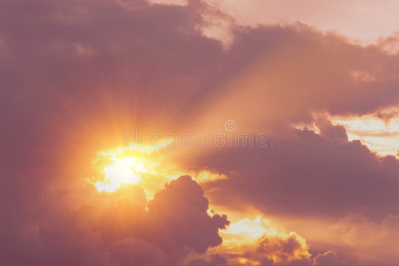 Den gudomliga varma ljusa solnedgången från himlen klyver strålarna av ett mörkt moln royaltyfri fotografi Den gudomliga varma ljusa solnedgången från himlen klyver strålarna av ett mörkt moln royaltyfri fotografi