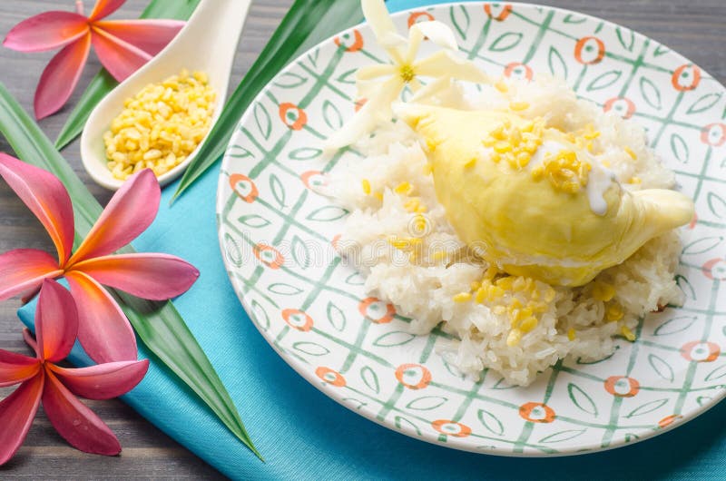 Den gula durianen med söta klibbiga ris och kokosnöten mjölkar Thailändska dess royaltyfria foton Den gula durianen med söta klibbiga ris och kokosnöten mjölkar Thailändska dess royaltyfria foton