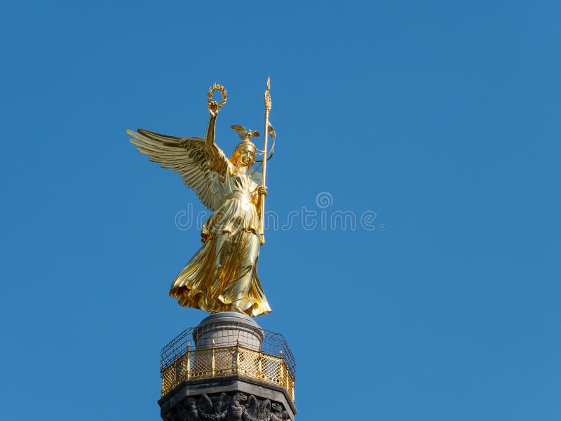 Den guld- statyn av Victoria On Top av Victory Column i Berlin, Tyskland arkivfoton Den guld- statyn av Victoria On Top av Victory Column i Berlin, Tyskland arkivfoton