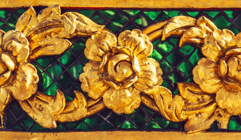 Den guld- stuckaturdesignen av infödd thai stil på väggen arkivfoton Den guld- stuckaturdesignen av infödd thai stil på väggen arkivfoton
