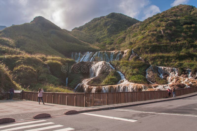 Den guld- vattenfallet är en av den mest härliga vattenfallet i Taiwan fotografering för bildbyråer Den guld- vattenfallet är en av den mest härliga vattenfallet i Taiwan fotografering för bildbyråer