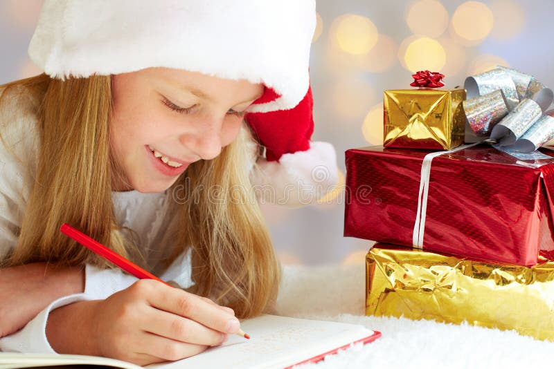 Den gulliga lilla flickan skrivar brevet till Santa Claus fotografering för bildbyråer Den gulliga lilla flickan skrivar brevet till Santa Claus fotografering för bildbyråer