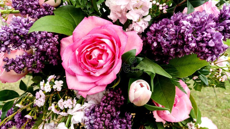 Den h?rliga blom- buketten, Pinks & Purples arkivbild Den h?rliga blom- buketten, Pinks & Purples arkivbild