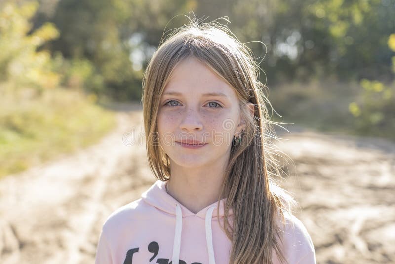 Den h?rliga blonda unga flickan med fr?knar utomhus p? naturbakgrund i h?st, st?nger sig upp st?enden royaltyfria foton Den h?rliga blonda unga flickan med fr?knar utomhus p? naturbakgrund i h?st, st?nger sig upp st?enden royaltyfria foton