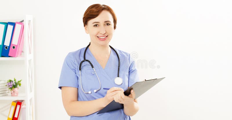 Den h?rliga le kvinnliga doktorn st?r i medicinskt kontor och visar som H?lsov?rdbegrepp, medicinsk f?rs?kring, kopieringsutrymme royaltyfria bilder Den h?rliga le kvinnliga doktorn st?r i medicinskt kontor och visar som H?lsov?rdbegrepp, medicinsk f?rs?kring, kopieringsutrymme royaltyfria bilder