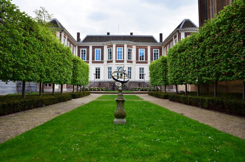 Den Haag, Die Niederlande - 8. Mai 2015: Garten am Staatsrat in Den