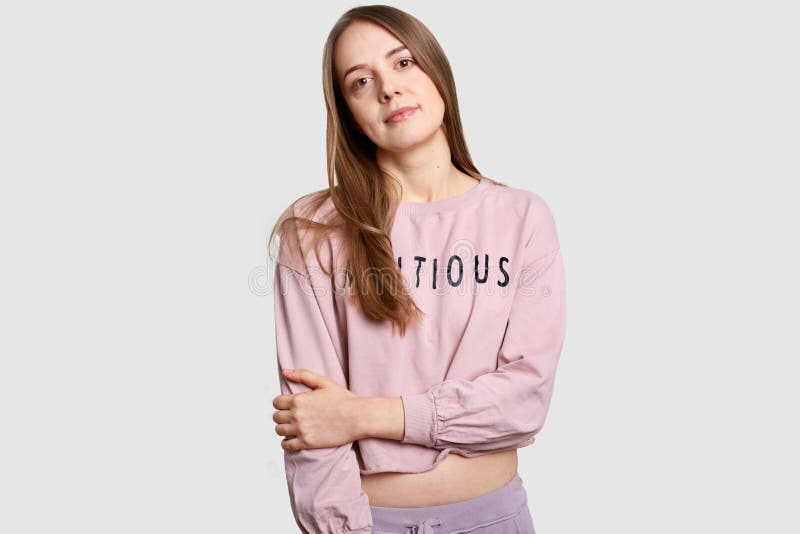 Den halva längden som sköts av seriuskontemplativ person som, den europeiska kvinnan håller händer, korsade delvis ovesbröstkorge arkivfoto Den halva längden som sköts av seriuskontemplativ person som, den europeiska kvinnan håller händer, korsade delvis ovesbröstkorge arkivfoto