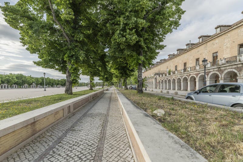 Den har utformats av architect juan bautista antonelli och har en huvudfasad som står mot tagusfloden. Den är utformad av architect juan bautista antonelli och har en huvudfasad