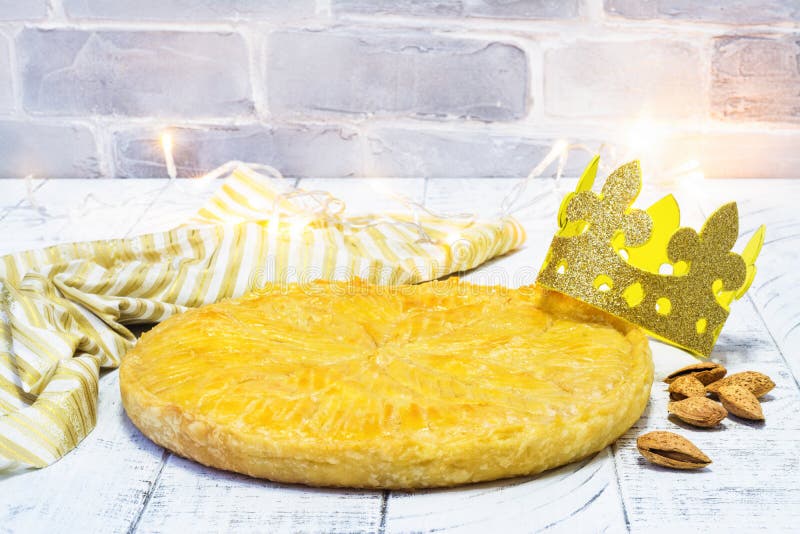 Den hemlagade kakan för Galette des Rois med handgjorda konungar krönar Traditionell fransk Epiphanykaka med jordmandeln arkivbild Den hemlagade kakan för Galette des Rois med handgjorda konungar krönar Traditionell fransk Epiphanykaka med jordmandeln arkivbild