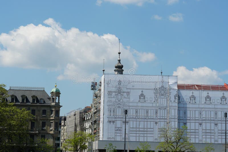 Den historiska stadskärnan i Zürich, där man återuppbygger fasaderna av historiska byggnader, är täckt av ett skyddsnät med vit tj royaltyfria foton