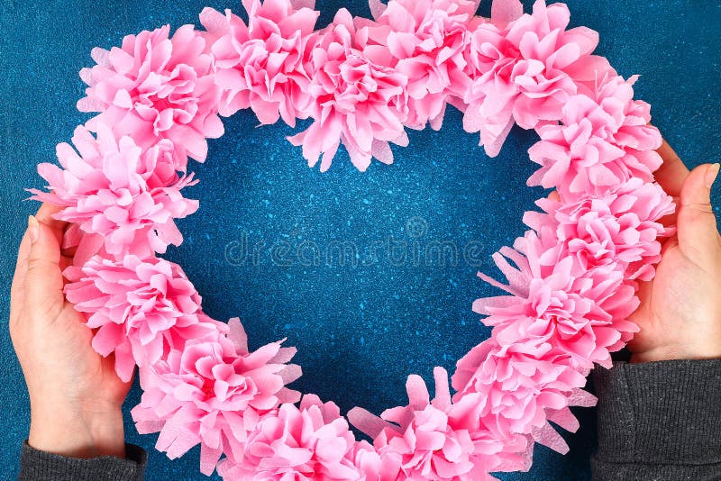 Den hjärta formade kransen dekorerade konstgjorda blomman gjorde det rosa silkespappret pappers- servetter arkivbilder Den hjärta formade kransen dekorerade konstgjorda blomman gjorde det rosa silkespappret pappers- servetter arkivbilder