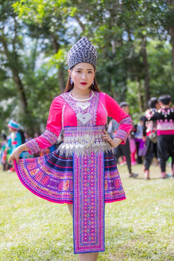 Den Hmong flickan i den färgrika härliga klänningen och mode blandade mellan ny och gammal kultur, är handgjorda för festival Hmo royaltyfri foto Den Hmong flickan i den färgrika härliga klänningen och mode blandade mellan ny och gammal kultur, är handgjorda för festival Hmo royaltyfri foto