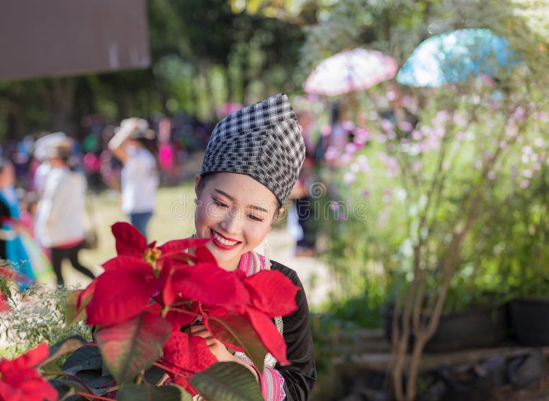 Den Hmong flickan i den färgrika härliga klänningen och mode blandade mellan ny och gammal kultur, är handgjorda för festival Hmo royaltyfri bild Den Hmong flickan i den färgrika härliga klänningen och mode blandade mellan ny och gammal kultur, är handgjorda för festival Hmo royaltyfri bild