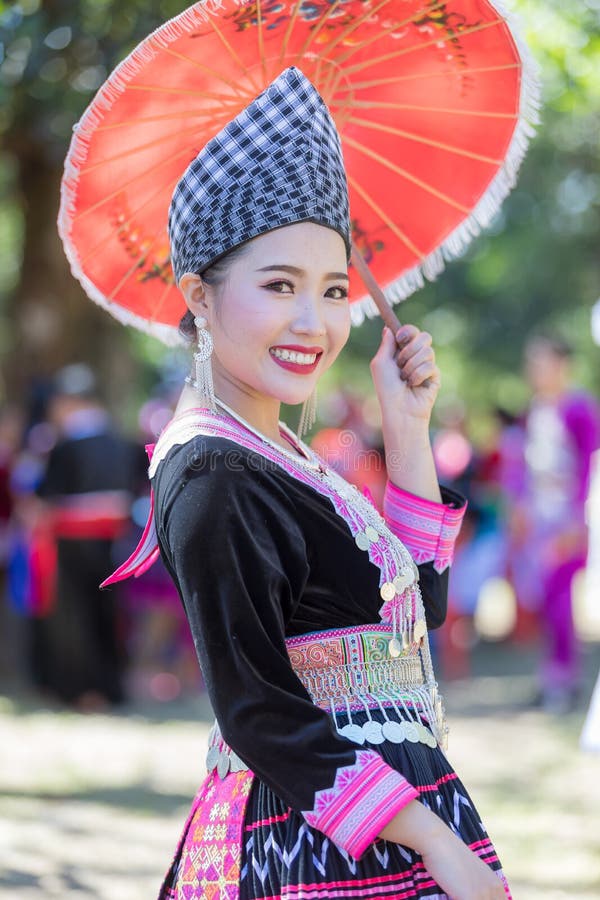 Den Hmong flickan i den färgrika härliga klänningen och mode blandade mellan ny och gammal kultur, är handgjorda för festival Hmo arkivbilder Den Hmong flickan i den färgrika härliga klänningen och mode blandade mellan ny och gammal kultur, är handgjorda för festival Hmo arkivbilder