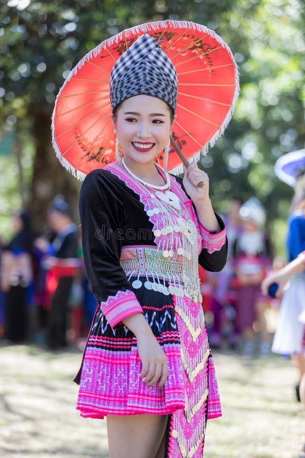 Den Hmong flickan i den färgrika härliga klänningen och mode blandade mellan ny och gammal kultur, är handgjorda för festival Hmo royaltyfri bild Den Hmong flickan i den färgrika härliga klänningen och mode blandade mellan ny och gammal kultur, är handgjorda för festival Hmo royaltyfri bild