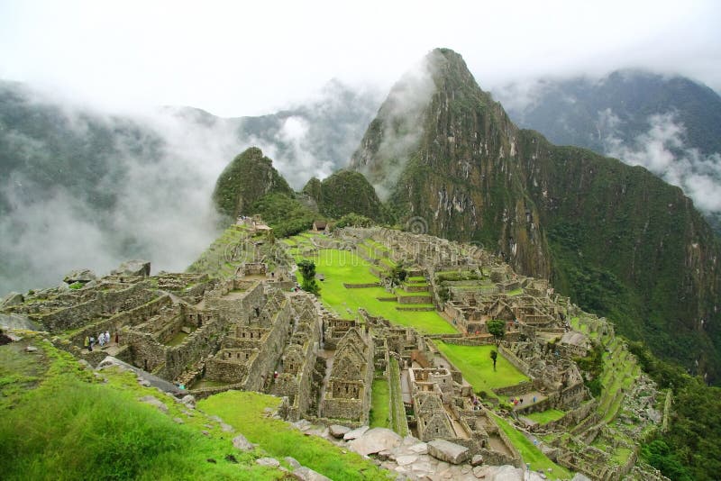 Den huvudsakliga siktspunkten av Machu Picchu som omges av magisk mist i regnig säsong arkivbild Den huvudsakliga siktspunkten av Machu Picchu som omges av magisk mist i regnig säsong arkivbild