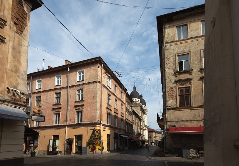 Den här bilden finns i Lviv ukraine och har historiska byggnader och en picturesque-gata arkivfoto