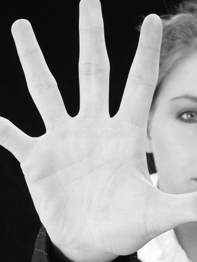 Den härliga affärsframdelen hand henne gömma i handflatan ut kvinnan royaltyfria foton