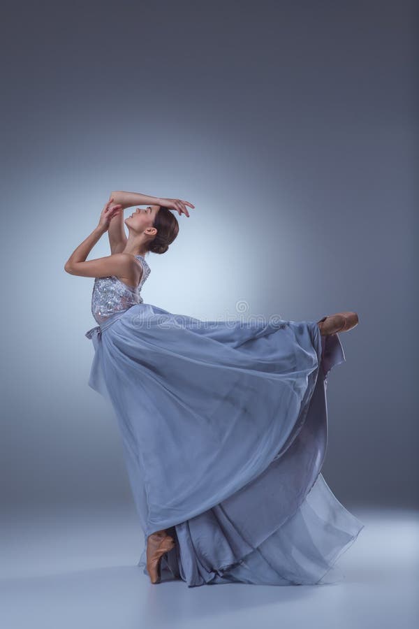 Den härliga ballerinadansen i blå lång klänning royaltyfri fotografi Den härliga ballerinadansen i blå lång klänning royaltyfri fotografi