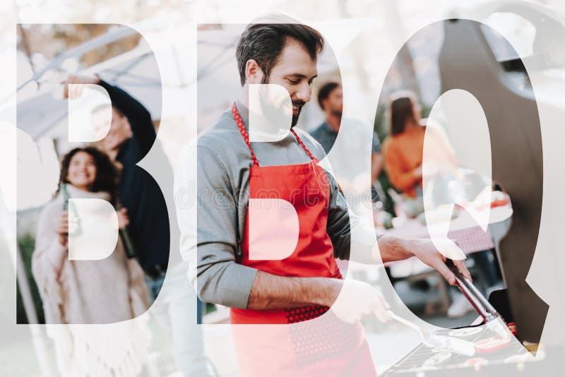 Den härliga Caucasian mannen grillar en grillfest arkivfoto Den härliga Caucasian mannen grillar en grillfest arkivfoto