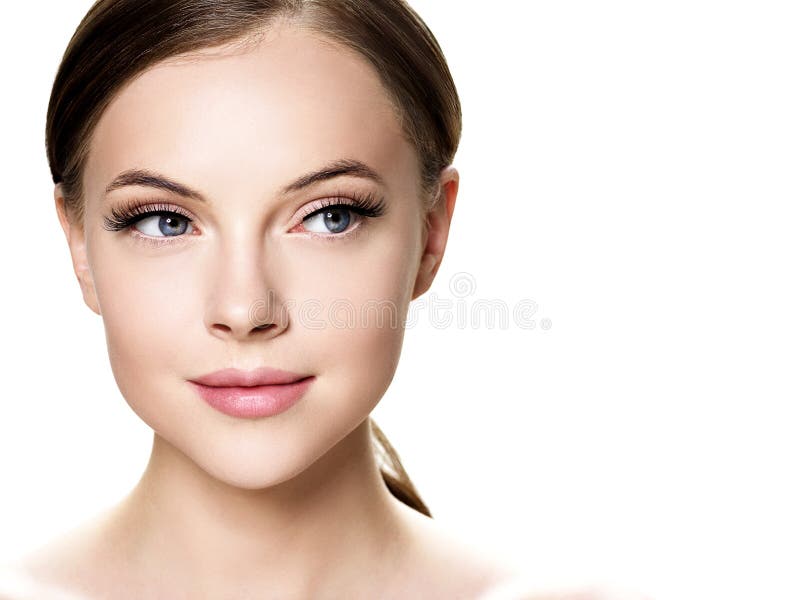 Den härliga kvinnaframsidan med ögonfrans piskar hud för skönhet för förlängningen före och efter sund som naturlig makeup stängd royaltyfria bilder