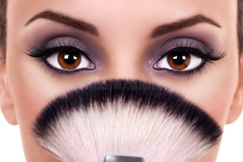 Den härliga kvinnan synar makeup royaltyfri fotografi