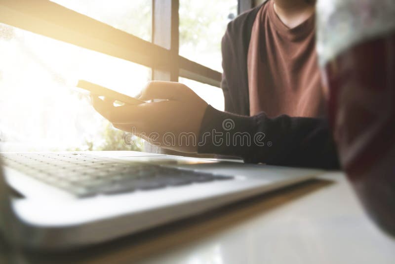 Den härliga kvinnan undersöker online-shoppingwebsiten Stäng sig upp händer av den unga kvinnan som direktanslutet shoppar, genom arkivbild Den härliga kvinnan undersöker online-shoppingwebsiten Stäng sig upp händer av den unga kvinnan som direktanslutet shoppar, genom arkivbild